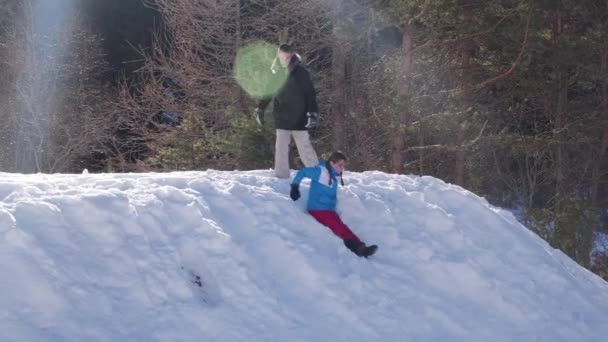 Mladý Chlapec Dívka Sourozenci Sáňkování Sněhu Břehu Spolu Baví Zpomaleném — Stock video