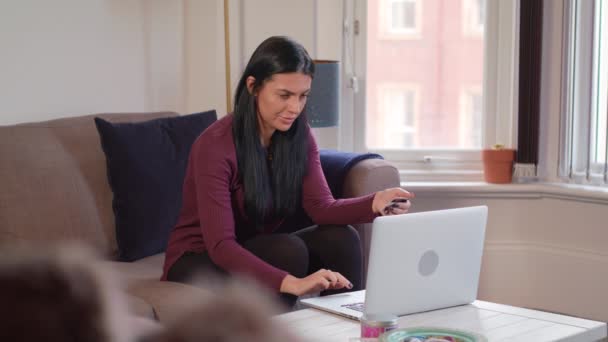 Große Aufnahme Einer Attraktiven Jungen Frau Die Mit Laptop Online — Stockvideo