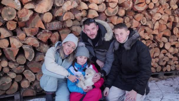 Una Familia Con Ropa Fría Invierno Sosteniendo Lindo Perro Husky — Vídeos de Stock