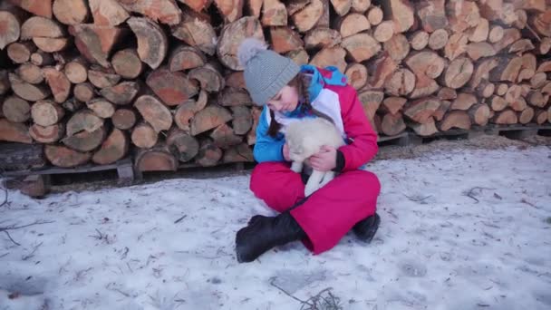 Uma Jovem Adorável Acariciando Seu Cachorro Branco Husky Sentado Neve — Vídeo de Stock