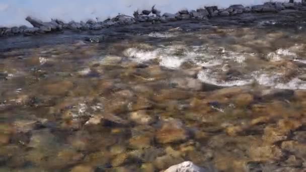 Ein Eiskalter Gebirgsbach Frankreich Fließt Mit Klarem Wasser Aus Schneeschmelze — Stockvideo