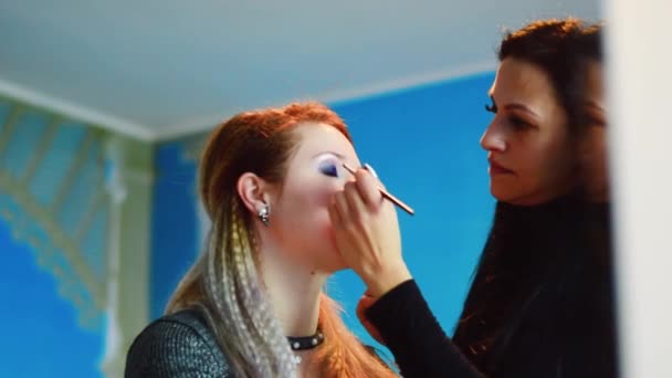 Maquiagem Artista Fazendo Sexy Maquiagem Olhos Para Mulher Atraente Close — Vídeo de Stock