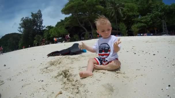 Bébé Garçon Sur Plage Jouant Dans Sable — Video