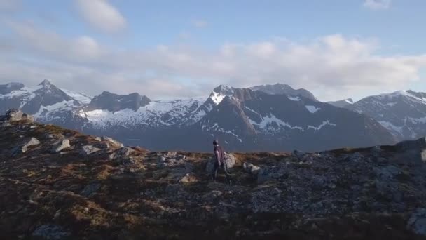 ハイキングの後 男として山の尾根上の劇的な航空便がピークに達する — ストック動画