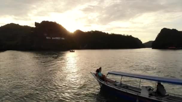 Sunset Teknede Çift Pozu Arkasında Çarpıcı Kıyı Şeridi — Stok video