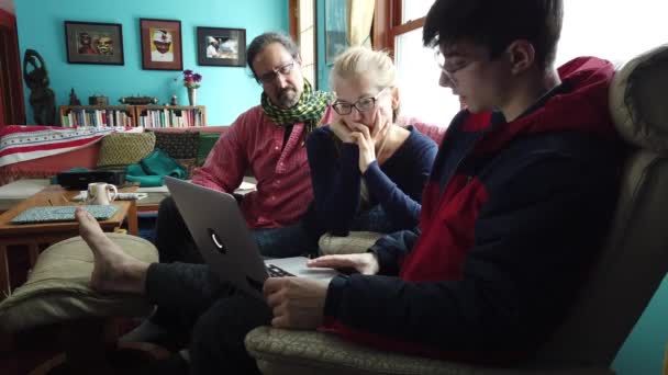 Сын Подросток Работает Ноутбуке Взрослыми Родителями Смотрящими Говорящими — стоковое видео