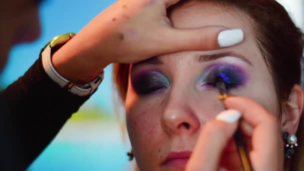 Maquiagem Artista Fazendo Sexy Maquiagem Olhos Para Mulher Atraente Indústria — Vídeo de Stock