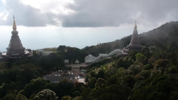 Aufnahmen Von Drohnenflügen Über Den Tempel Doi Inthanon Doi Luang — Stockvideo