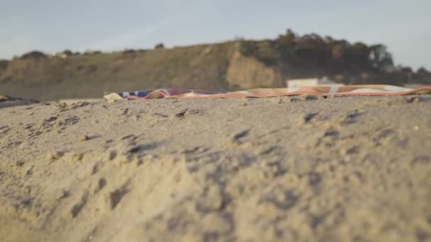 Cámara Sartenes Playa Primer Plano Una Mujer Acostada Relajante Playa — Vídeos de Stock