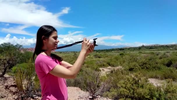 Una Joven Filmando Fotos Videos Quebrada Cafayate Argentina — Vídeo de stock