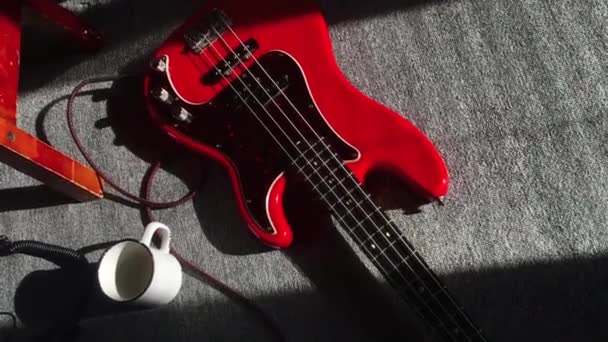 Güneş Işığında Yerde Dinlenen Yanmış Turuncu Bas Gitara Yavaşça Yaklaş — Stok video