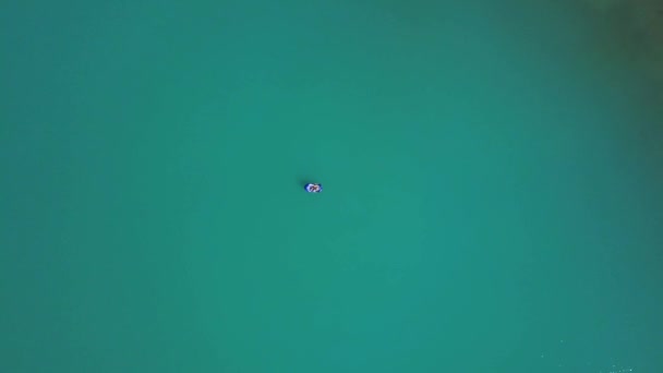 Letící Dronem Snášející Přímo Dolů Nafukovací Lodi Uprostřed Zelené Vody — Stock video