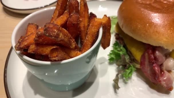 Delicioso Hambúrguer Com Batatas Fritas Doces — Vídeo de Stock