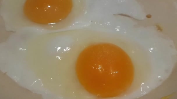 Vista Cerca Los Huevos Cocinados Una Sartén — Vídeos de Stock