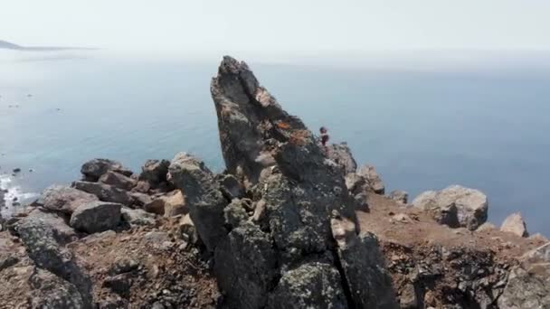 Aerial Intorno Alla Gente Sulla Scogliera Del Mare — Video Stock