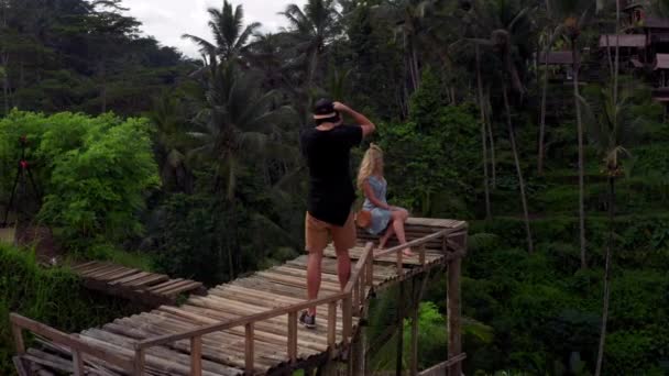 Fotografia Aérea Menina Loira Enquanto Ela Fotografada Por Cara Asiático — Vídeo de Stock