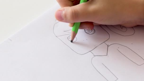 Primer Plano Una Chica Joven Dibujando Ojos Boca Otros Detalles — Vídeo de stock