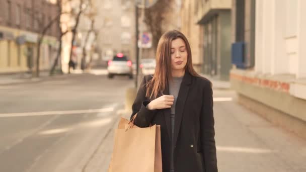 Casual Young Woman Shopper Walking Streets Swag Medium Shot — Stock Video