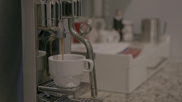 Uma Nova Dose Dupla Café Expresso Retirada Uma Máquina Casa — Vídeo de Stock