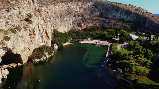 Vouliagmeni湖的空中录像 这是Attica在希腊的一个隐藏宝藏 — 图库视频影像