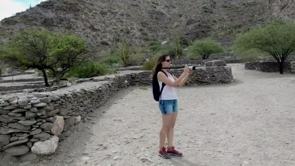 Μια Νεαρή Ελκυστική Γυναίκα Τραβάει Βίντεο Ερείπια Του Κουίλμς Στην — Αρχείο Βίντεο