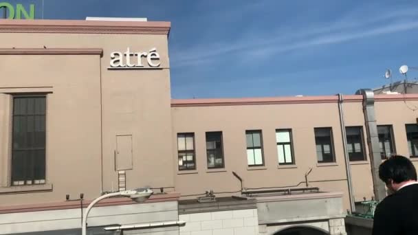 Menschen Überqueren Die Brücke Vor Dem Bahnhof Ueno Metro Kamera — Stockvideo