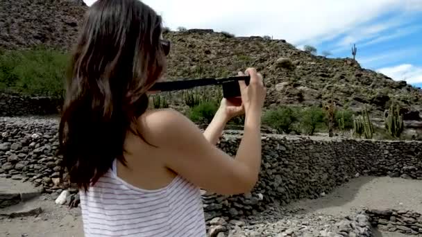 여자가 아르헨티나의 추호에 고고학적 장소인 의유적 풍경의 사진을 — 비디오