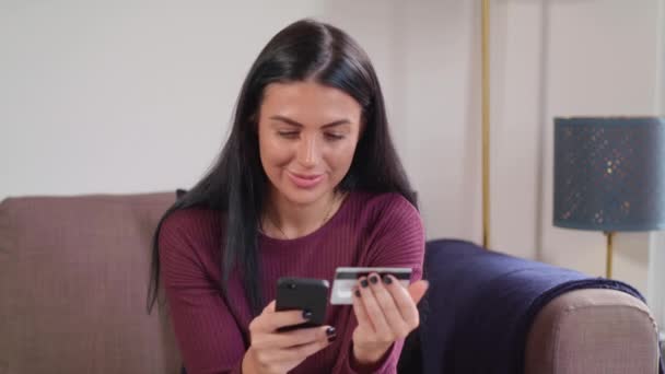 Une Jeune Femme Assoit Achète Utilisant Son Smartphone Carte Crédit — Video