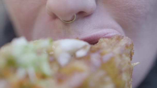 Закріпіть Повільний Рух Жінки Кільцем Носа Ївши Смердючий Тофу Овочами — стокове відео