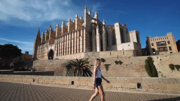 Chica Está Caminando Frente Catedral Palma Mallorca — Vídeos de Stock