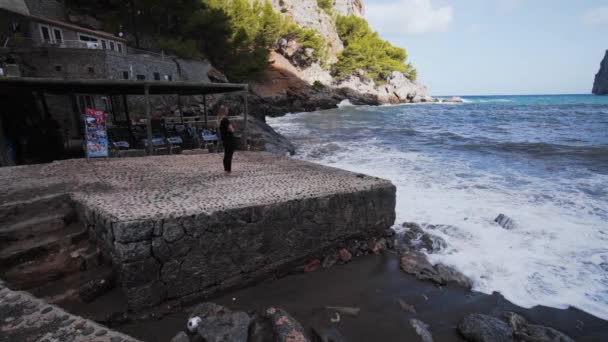 Mädchen Beobachtet Die Wellen Hafen Von Calobra Mallorca — Stockvideo