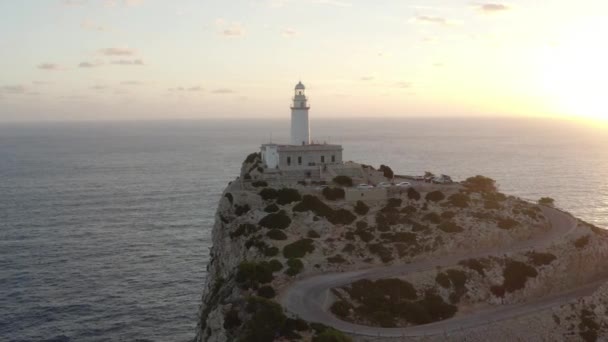 在马略卡省Cap Formentor灯塔上方发射的日出无人机 — 图库视频影像