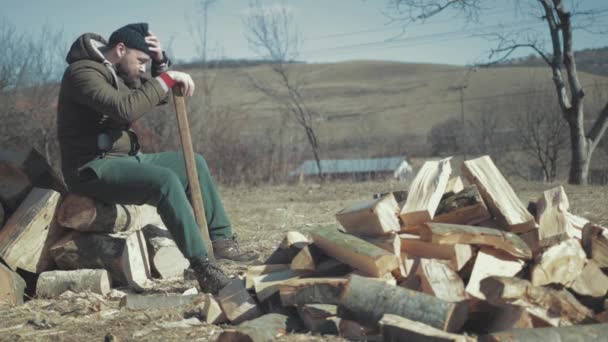 Чоловік Відпочиває Після Розтріскування Дров Зиму — стокове відео