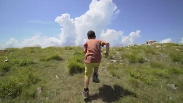 美しい景色とイタリアの景色を望む山の頂上まで無料で走る子供 — ストック動画