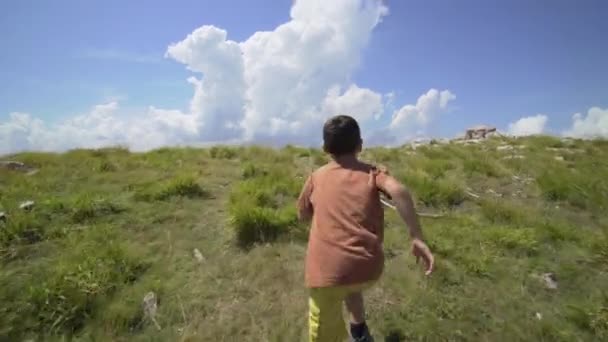 Niño Corriendo Libre Cima Una Montaña Con Hermoso Paisaje Vista — Vídeos de Stock