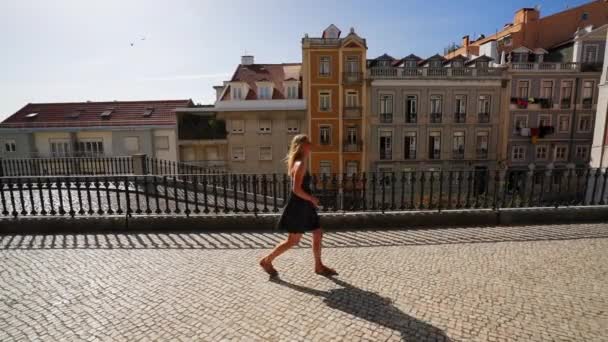 Ein Mädchen Läuft Durch Einen Aussichtspunkt Lissabon Portugal — Stockvideo