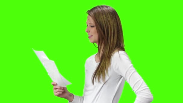Νεαρή Καστανή Ξανθιά Γυναίκα Διαβάζει Ένα Γράμμα Πολύ Καλά Νέα — Αρχείο Βίντεο