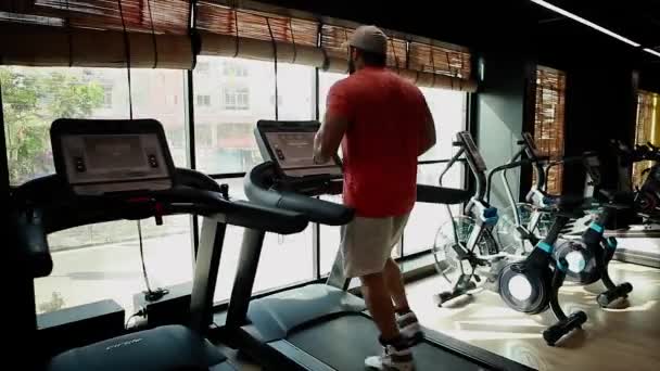 Spor Salonunda Çalışan Insanlar Koşu Bantları Eliptik Kros Spor Salonunda — Stok video