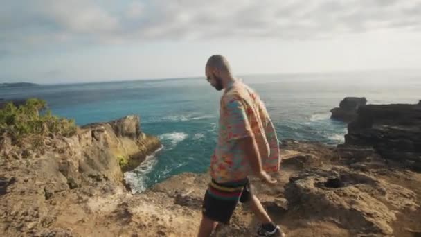 Mann Mit Fahrradhelm Klettert Einem Sonnigen Tag Lembongan Indonesien Eine — Stockvideo