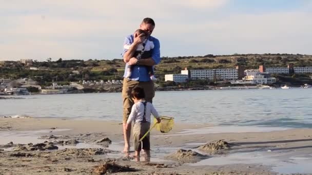 Lembut Dan Indah Ditembak Ayah Dan Anak Anaknya Pantai Malta — Stok Video