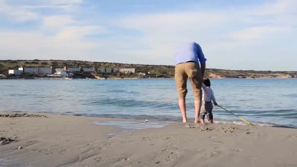 Long Shot Του Πατέρα Παίζει Γιο Του Στην Παραλία Διακοπές — Αρχείο Βίντεο
