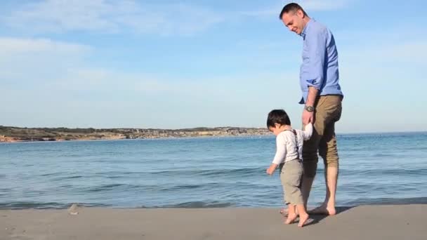 Full Bør Far Sønn Som Går Barbeint Langs Stranden Malta – stockvideo
