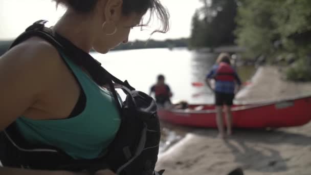 Μια Νεαρή Γυναίκα Που Στέκεται Στην Όχθη Της Λίμνης Κάνει — Αρχείο Βίντεο