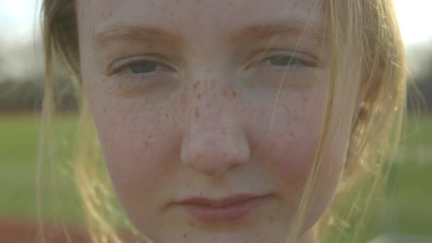 Zbliżenie Słodkie Nastolatek Dziewczyna Zewnątrz Utwór Uśmiechając Się Kamery — Wideo stockowe