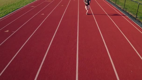 Tiener Meisje Atleet Sprints Een Middelbare School Track Luchtfoto Camera — Stockvideo