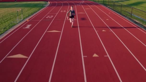 Teen Girl Runs High School Track Drohne Camera — Stockvideo