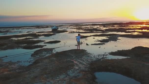 Homem Meio Bela Praia Maré Baixa Com Vista Drone Dele — Vídeo de Stock