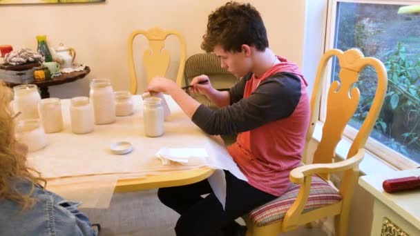 Dospívající Muž Doma Dělá Umění Řemesla Malování Zednářské Sklenice Přítelem — Stock video