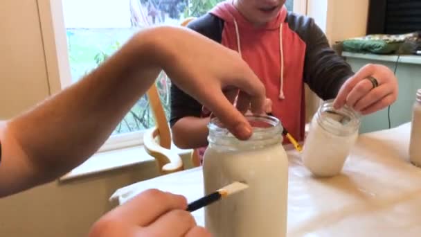 Dois Adolescentes Pintando Frascos Pedreiro Sua Casa Tendo Uma Conversa — Vídeo de Stock