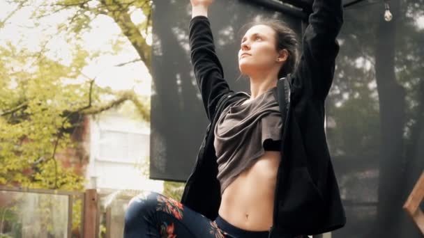 Ung Och Vältränad Kvinna Som Håller Upp Händerna Luften Yogalektion — Stockvideo